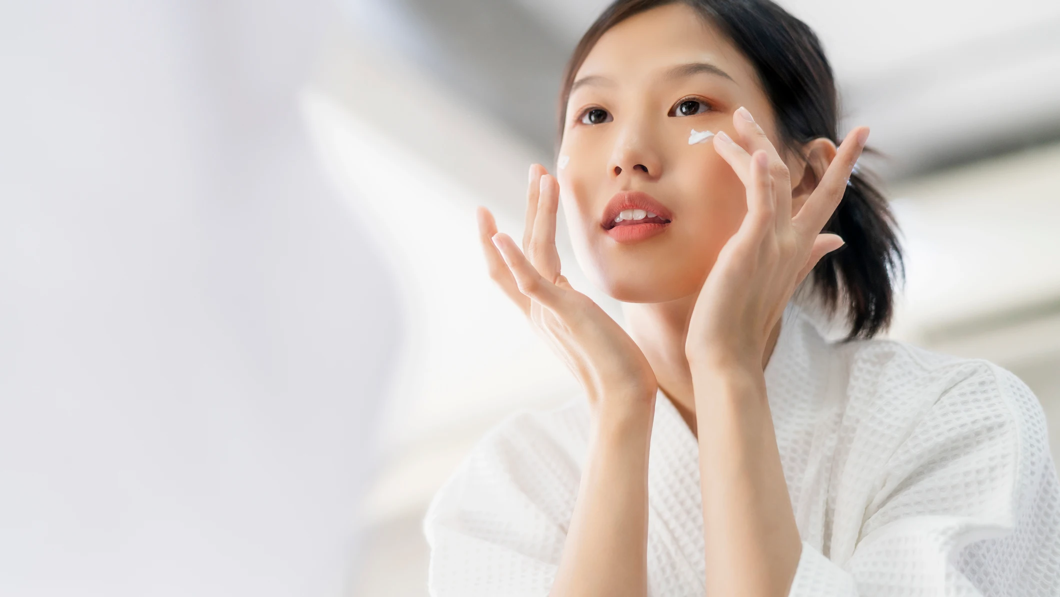 Una mujer japonesa haciéndose el skincare Una mujer japonesa haciéndose el skincare