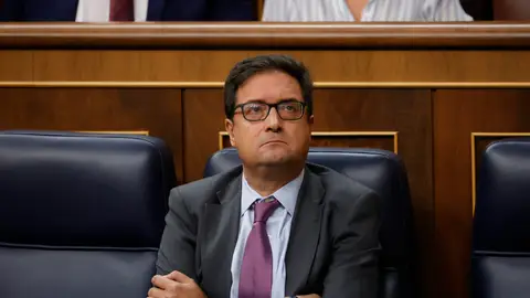 Primera sesión de control tras el parón estival con preguntas de PP, Vox y ERC El ministro para la Transformación Digital, Óscar López, durante una sesión de sesión de control al Gobierno, en el Congreso de los Diputados, a 18 de septiembre de 2024, en Madrid (España). Durante la sesión de control, el PP, Vox y ERC hacen preguntas sobre cómo afronta el nuevo curso político, la continuidad de la legislatura o la inmigración irregular. Además, varios ministros tendrán que rendir cuentas sobre la crisis migratoria y el debate sobre financiación autonómica, dos temas que po...