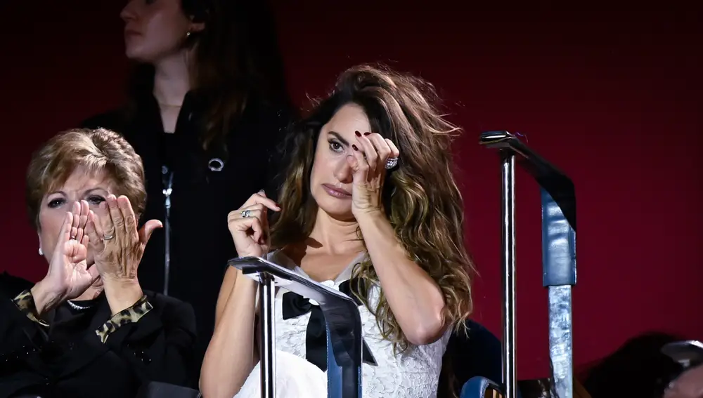 Penélope Cruz secándose las lágrimas en el Festival de San Sebastián Penélope Cruz secándose las lágrimas en el Festival de San Sebastián