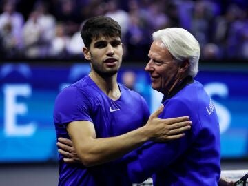 Carlos Alcaraz y Björn Borg tras la victoria del murciano ante Shelton en la Laver Cup