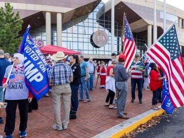 Partidarios de la campaña del candidato presidencial republicano Donald J. Trump participan en la votación anticipada en persona