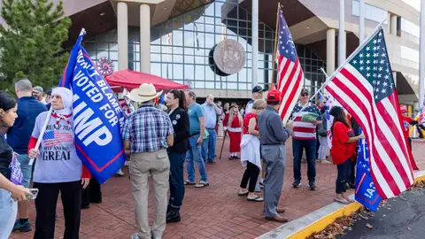 Partidarios de la campaña del candidato presidencial republicano Donald J. Trump participan en la votación anticipada en persona Partidarios de la campaña del candidato presidencial republicano Donald J. Trump participan en la votación anticipada en persona