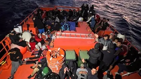 Salvamento Marítimo anuncia un refuerzo puntual de su plantilla en Canarias ante el volumen de pateras y cayucos Salvamento Marítimo anuncia un refuerzo puntual de su plantilla en Canarias ante el volumen de pateras y cayucos