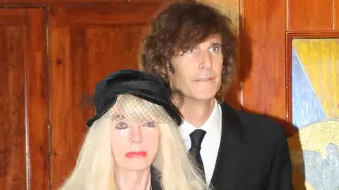 Gunilla von Bismarck y su hijo Fran en el funeral de Luis Ortiz Gunilla von Bismarck y su hijo Fran en el funeral de Luis Ortiz