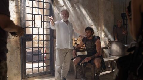 Ridley Scott y Paul Mescal en el rodaje de Gladiator 2