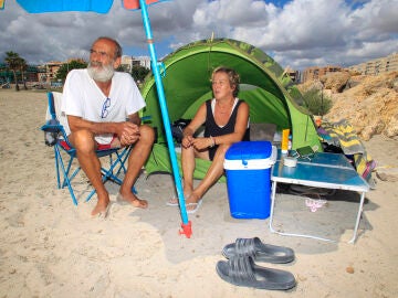 José Vicente y Charo, acampando en la playa.