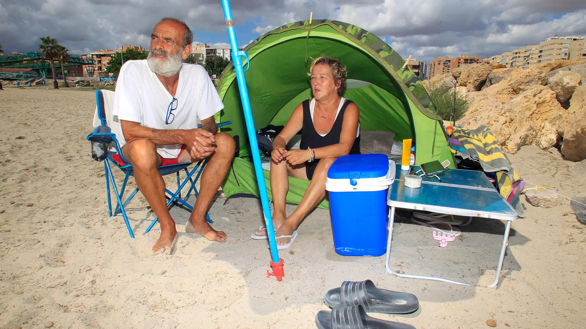 José Vicente y Charo, acampando en la playa. José Vicente y Charo, acampando en la playa.