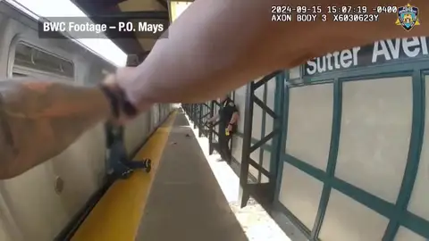 El policía abre fuego contra el sospechoso El policía abre fuego contra el sospechoso