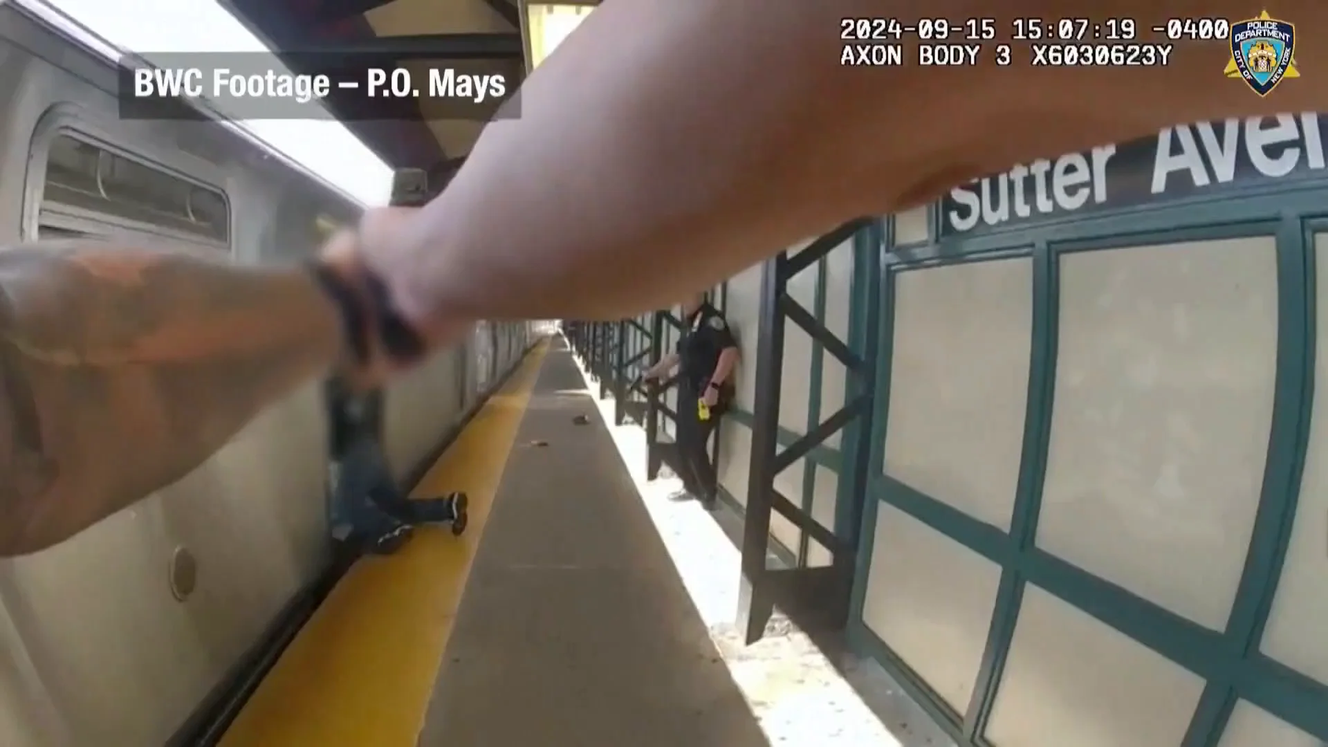 El policía abre fuego contra el sospechoso El policía abre fuego contra el sospechoso