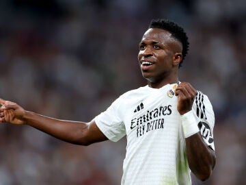 Vinicius celebra el tercer gol del Madrid ante el Espanyol 