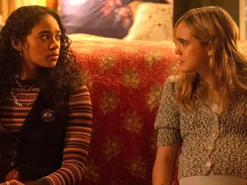 Bailee Madison y Chandler Kinney en Pretty Little Liars Bailee Madison y Chandler Kinney en Pretty Little Liars