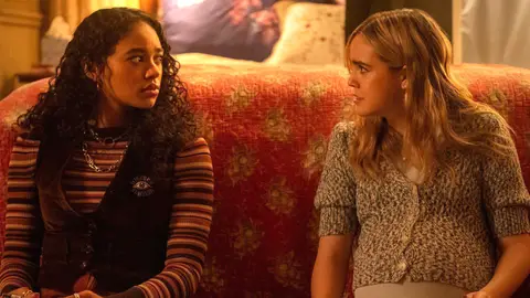 Bailee Madison y Chandler Kinney en Pretty Little Liars Bailee Madison y Chandler Kinney en Pretty Little Liars