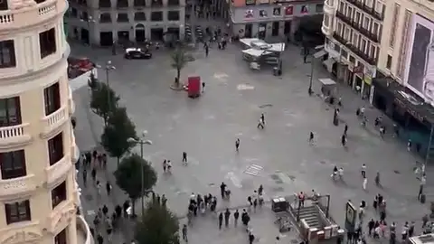 Vídeo: dalojan la Plaza de Callao en Madrid por un aviso de hombres armados Vídeo: dalojan la Plaza de Callao en Madrid por un aviso de hombres armados