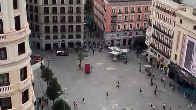 Vídeo: dalojan la Plaza de Callao en Madrid por un aviso de hombres armados Vídeo: dalojan la Plaza de Callao en Madrid por un aviso de hombres armados