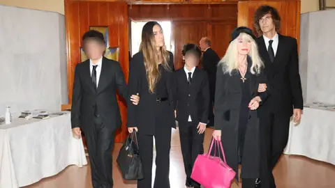 Gunilla von Bismarck junto a familiares en el funeral de Luis Ortiz Gunilla von Bismarck junto a familiares en el funeral de Luis Ortiz