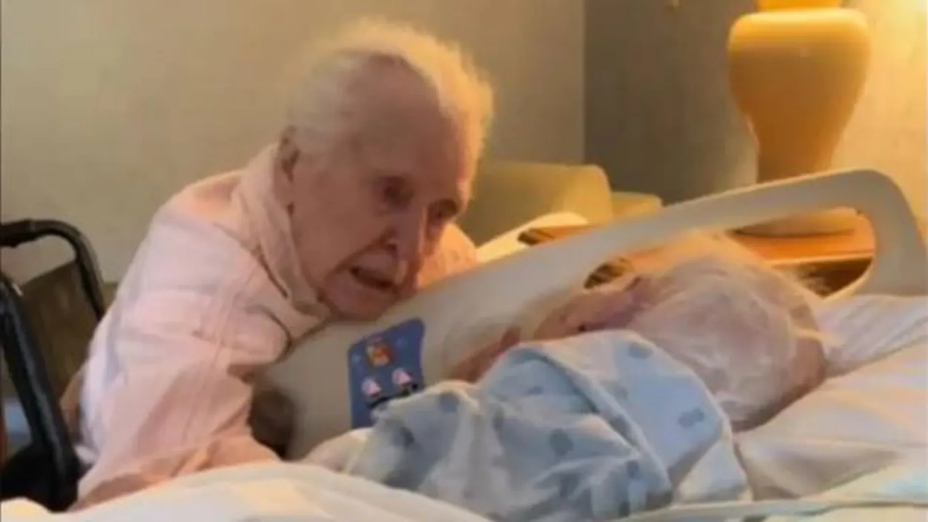 El momento en el que una mujer con demencia se despide de su marido El momento en el que una mujer con demencia se despide de su marido