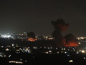 El humo se eleva desde el lugar del ataque aéreo israelí contra la aldea libanesa de Zawtar, visto desde Marjaayoun, en el sur del Líbano, el 21 de septiembre de 2024.