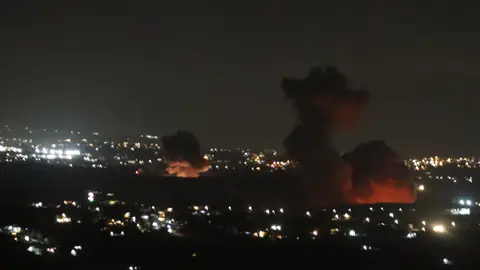 El humo se eleva desde el lugar del ataque aéreo israelí contra la aldea libanesa de Zawtar, visto desde Marjaayoun, en el sur del Líbano, el 21 de septiembre de 2024. El humo se eleva desde el lugar del ataque aéreo israelí contra la aldea libanesa de Zawtar, visto desde Marjaayoun, en el sur del Líbano, el 21 de septiembre de 2024.