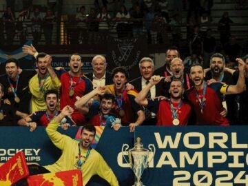 Imagen de la Selección Española celebrando el Mundial de hockey sobre patines