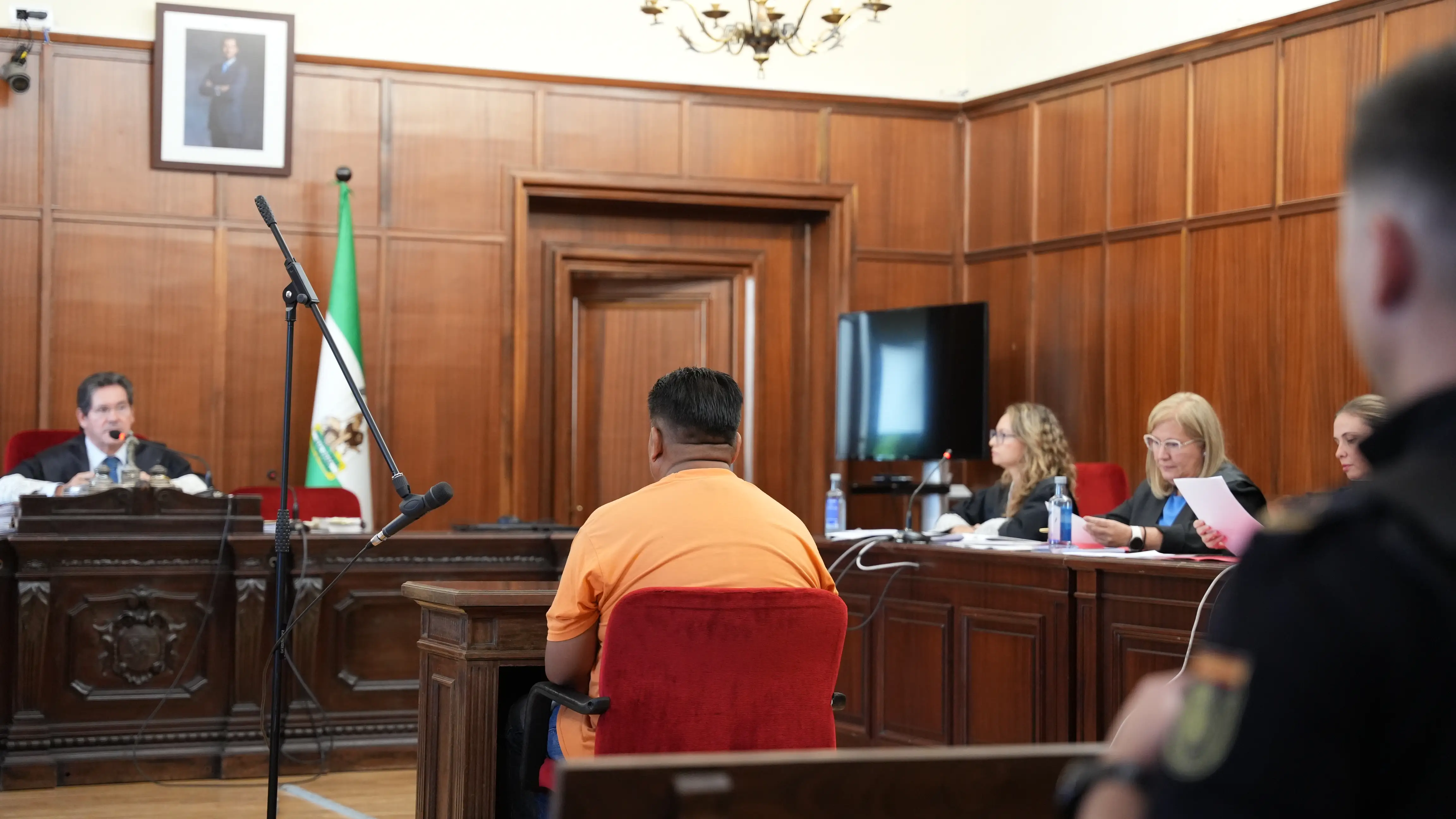 Juicio del acusado de asesinar a su pareja en Sevilla y tirar su cadáver al Guadalquivir El acusado de asesinar a su pareja en Sevilla y tirar su cadáver al Guadalquivir durante el juicio en la Audiencia Provincial. A 20 de septiembre de 2024, en Sevilla (Andalucía, España). La Audiencia de Sevilla tiene iniciado este viernes un juicio con jurado popular contra Alfredo G.C., el varón de nacionalidad boliviana acusado de asesinar en 2022 a su pareja sentimental en una vivienda de la capital hispalense, tras lo que presuntamente ocultó el cadáver entre unos juncos en el tramo del r...