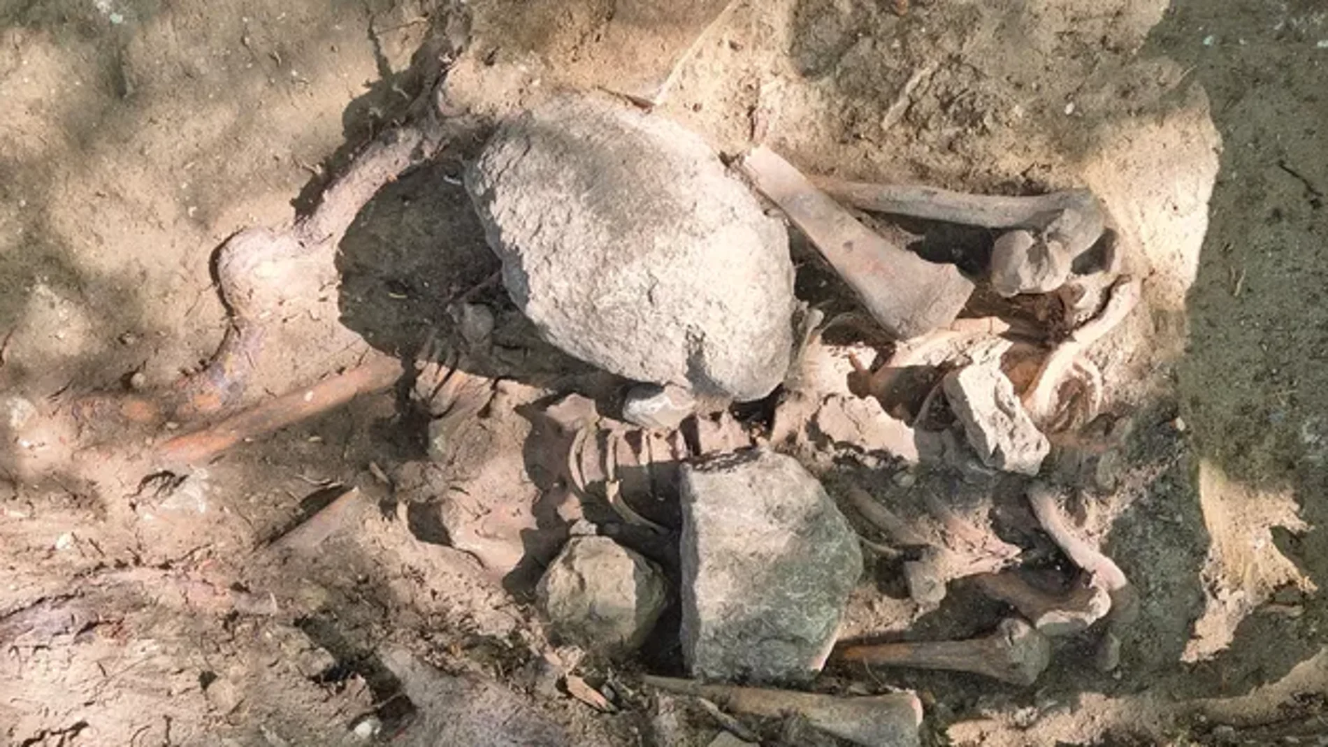 Grandes piedras sobre los restos óseos de un hombre Grandes piedras sobre los restos óseos de un hombre