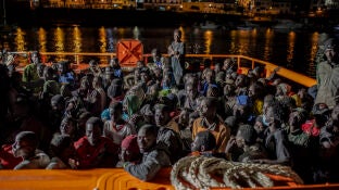 La Guardamar Calliope lleva a bordo a m&aacute;s de 300 migrantes, que llegan al puerto de La Restinga tras ser rescatados, a 20 de septiembre de 2024, en El Hierro, Canarias (Espa&ntilde;a). La Guardamar Calliope sali&oacute; a buscar a una embarcaci&oacute;n que se encontraba a casi 90 millas del puerto de La Restinga en cuyo interior viajaban 150 personas, entre ellas mujeres y menores, tras el recsate fueron embarcado a bordo de la lancha de salvamento que puso rumbo a La Restinga, no sin antes embarcar a otras 187 ...