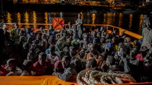 Varios cayucos con más de 300 migrantes llegan al puerto de la Restinga (Archivo) La Guardamar Calliope lleva a bordo a más de 300 migrantes, que llegan al puerto de La Restinga tras ser rescatados, a 20 de septiembre de 2024, en El Hierro, Canarias (España). La Guardamar Calliope salió a buscar a una embarcación que se encontraba a casi 90 millas del puerto de La Restinga en cuyo interior viajaban 150 personas, entre ellas mujeres y menores, tras el recsate fueron embarcado a bordo de la lancha de salvamento que puso rumbo a La Restinga, no sin antes embarcar a otras 187 ...