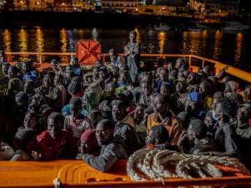 Varios cayucos con más de 300 migrantes llegan al puerto de la Restinga (El Hierro)