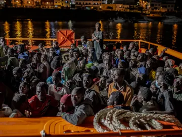 Varios cayucos con más de 300 migrantes llegan al puerto de la Restinga (Archivo) Varios cayucos con más de 300 migrantes llegan al puerto de la Restinga (Archivo)