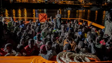 Varios cayucos con más de 300 migrantes llegan al puerto de la Restinga (Archivo) La Guardamar Calliope lleva a bordo a más de 300 migrantes, que llegan al puerto de La Restinga tras ser rescatados, a 20 de septiembre de 2024, en El Hierro, Canarias (España). La Guardamar Calliope salió a buscar a una embarcación que se encontraba a casi 90 millas del puerto de La Restinga en cuyo interior viajaban 150 personas, entre ellas mujeres y menores, tras el recsate fueron embarcado a bordo de la lancha de salvamento que puso rumbo a La Restinga, no sin antes embarcar a otras 187 ...