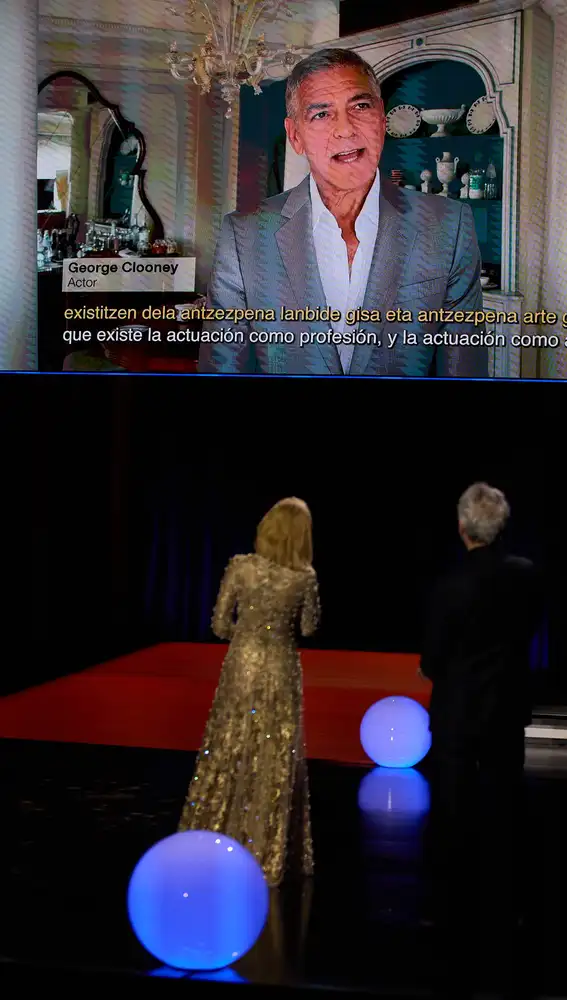 George Clooney felicita a Cate Blanchett por su premio en el Festival de San Sebastián George Clooney felicita a Cate Blanchett por su premio en el Festival de San Sebastián