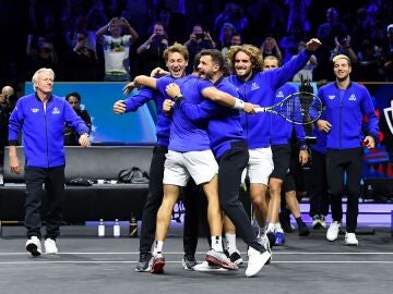 Carlos Alcaraz celebra con sus compañeros la victoria del Team Europe en la Laver Cup 2024