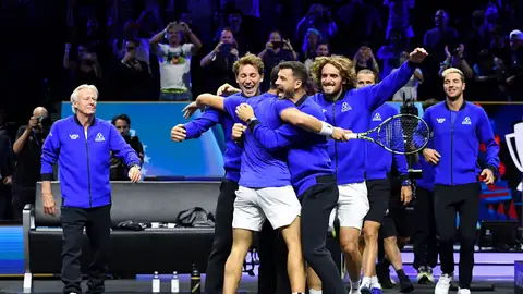 Carlos Alcaraz celebra con sus compañeros la victoria del Team Europe en la Laver Cup 2024 Carlos Alcaraz celebra con sus compañeros la victoria del Team Europe en la Laver Cup 2024
