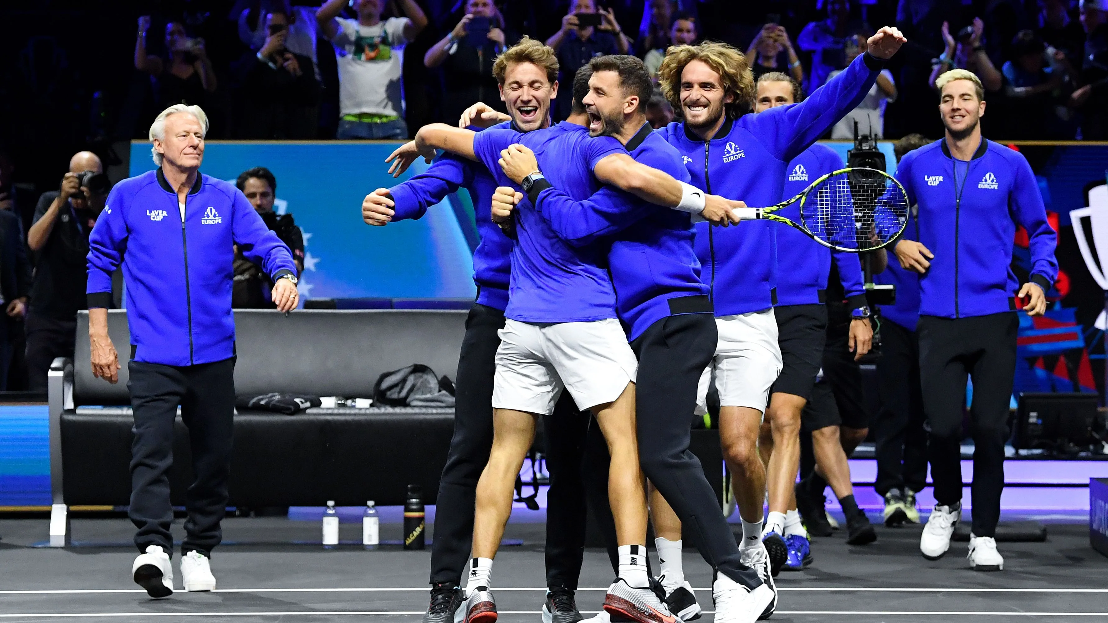 Carlos Alcaraz celebra con sus compañeros la victoria del Team Europe en la Laver Cup 2024 Carlos Alcaraz celebra con sus compañeros la victoria del Team Europe en la Laver Cup 2024