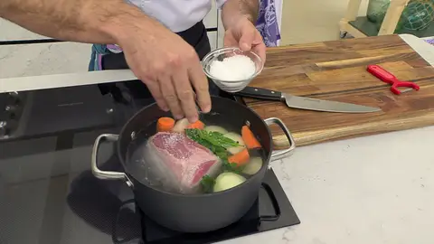 Tapa la cazuela, cuece la carne a fugo suave-medio Tapa la cazuela, cuece la carne a fugo suave-medio