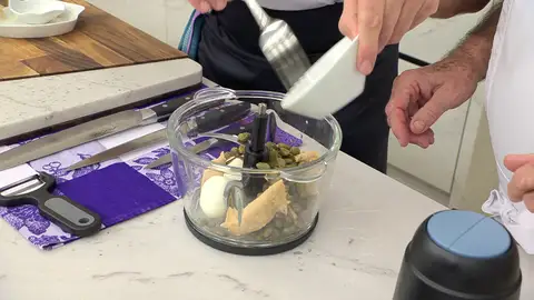 Tritura los ingredientes hasta conseguir una salsa homogénea. Tritura los ingredientes hasta conseguir una salsa homogénea.