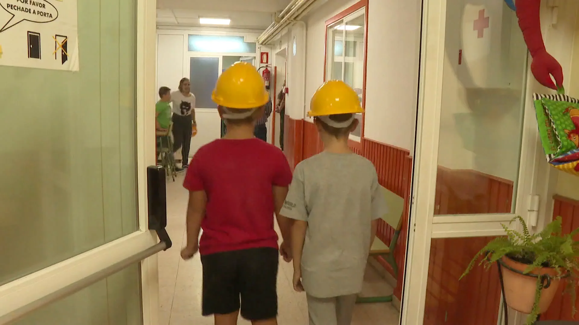 Niños con casco de obra en el colegio Niños con casco de obra en el colegio