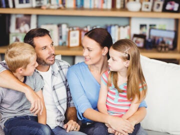 Una familia conversando