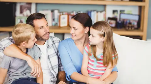 Una familia conversando Una familia conversando