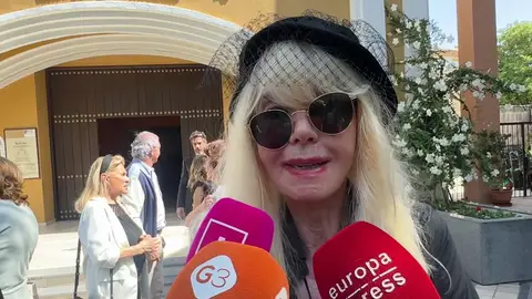 Gunila Von Bismark haciendo declaraciones a la prensa Gunila Von Bismark haciendo declaraciones a la prensa