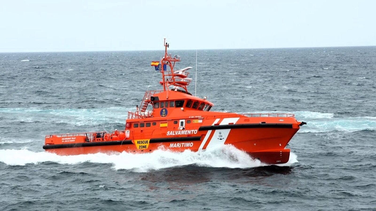Nueve muertos y 50 desaparecidos tras volcar un cayuco frente a las costas de El Hierro