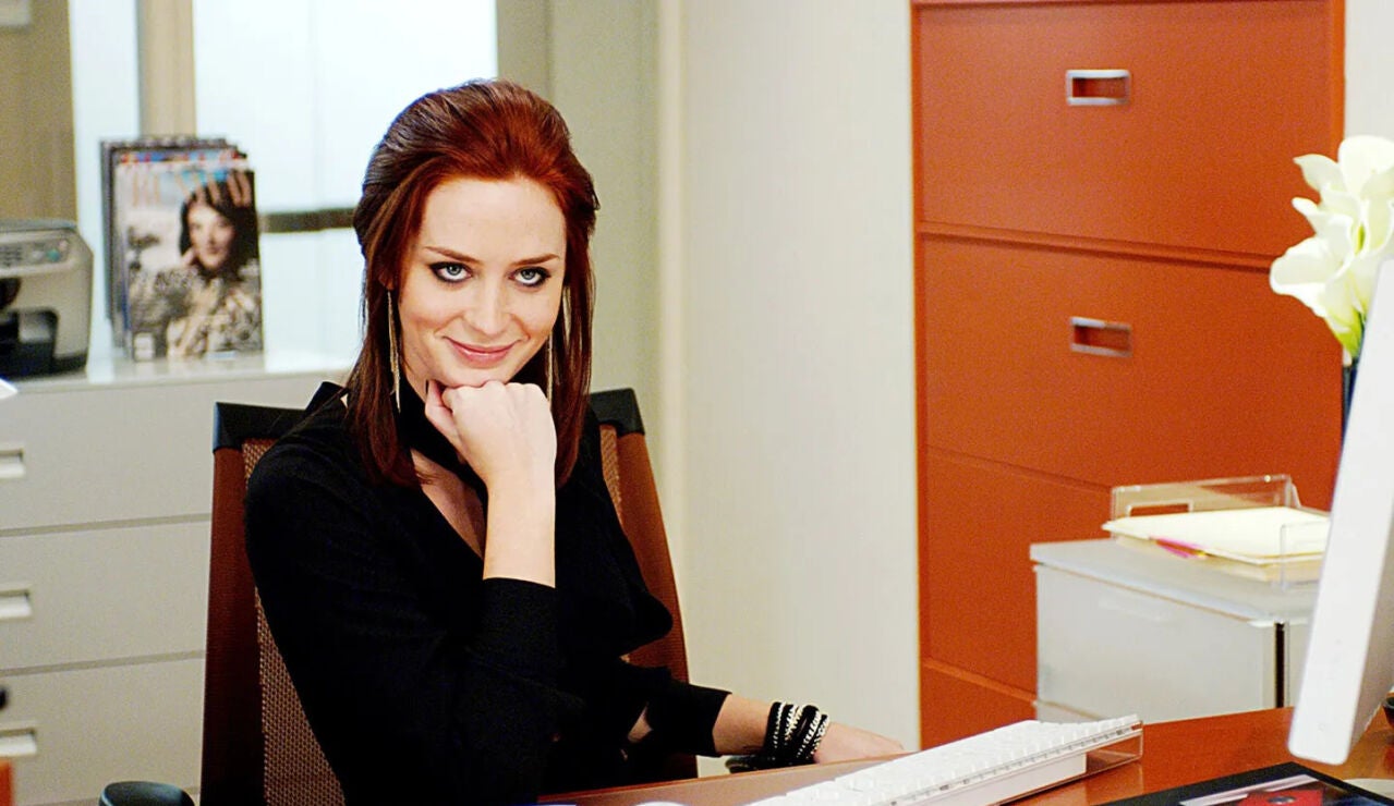 Emily Blunt como Emily Charlton en El Diablo Viste de Prada