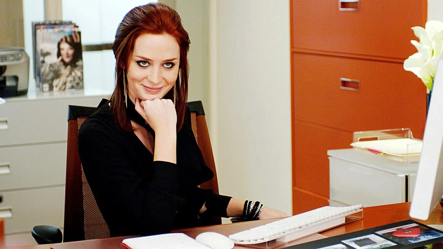 Emily Blunt como Emily Charlton en El Diablo Viste de Prada Emily Blunt como Emily Charlton en El Diablo Viste de Prada