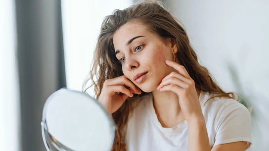 Mujer mirándose al espejo Mujer mirándose al espejo