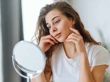 Mujer mirándose al espejo Mujer mirándose al espejo