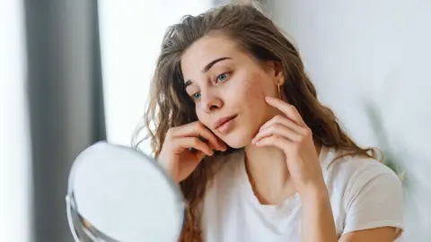 Mujer mirándose al espejo Mujer mirándose al espejo
