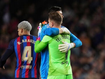 Courtois y Ter Stegen se saludan tras un Clásico