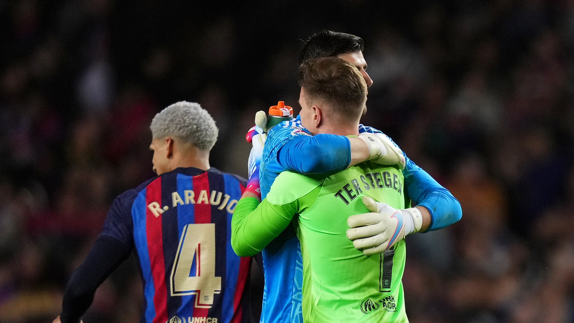 Courtois y Ter Stegen se saludan tras un Clásico Courtois y Ter Stegen se saludan tras un Clásico