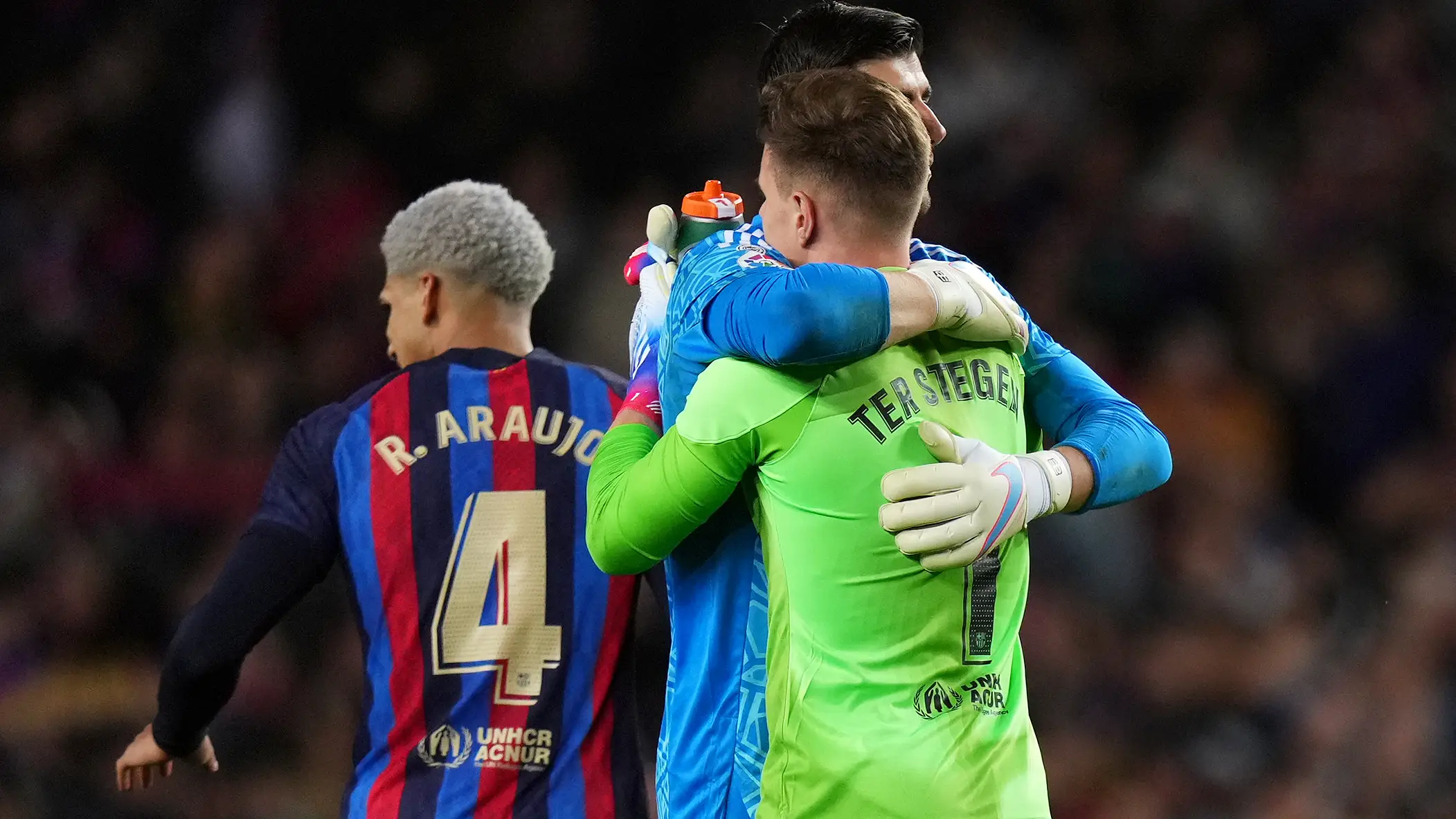 Courtois y Ter Stegen se saludan tras un Clásico Courtois y Ter Stegen se saludan tras un Clásico
