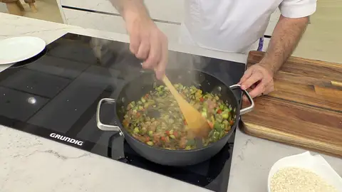 Ralla el tomate, incorpóralo y rehógalo brevemente Ralla el tomate, incorpóralo y rehógalo brevemente